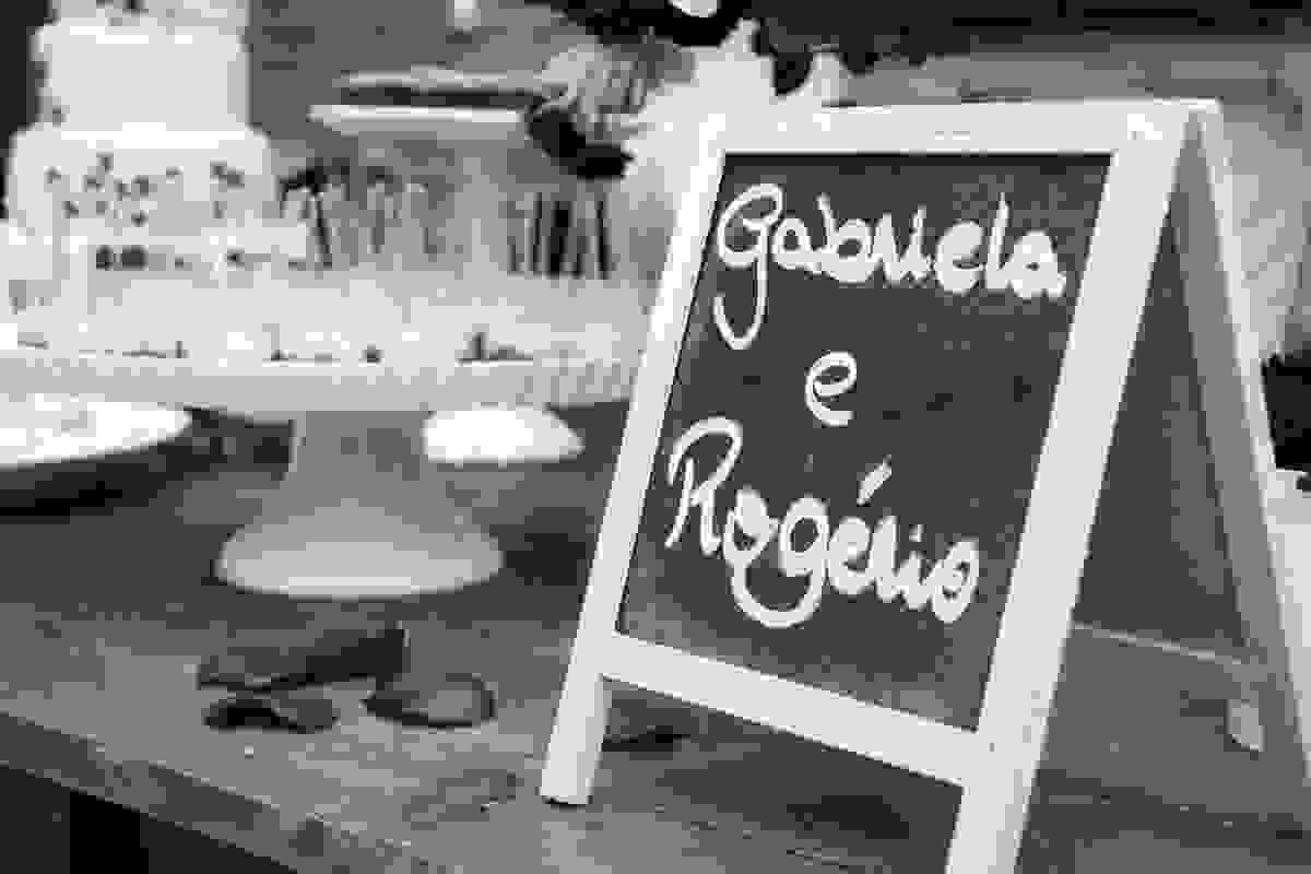 Plaquinha com o nome dos noivos decorando casamento em rio de janeiro