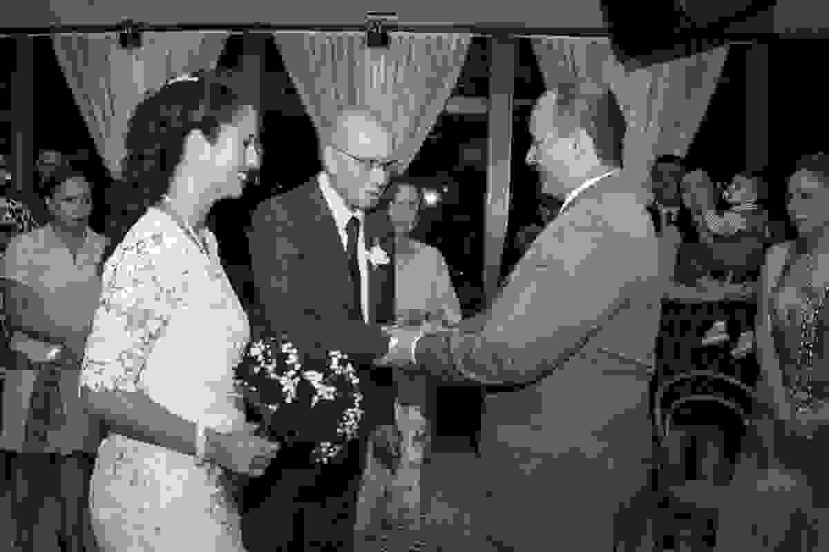 pai da noiva complimenta o noivo em cerimonia de casamento no Rio de Janeiro