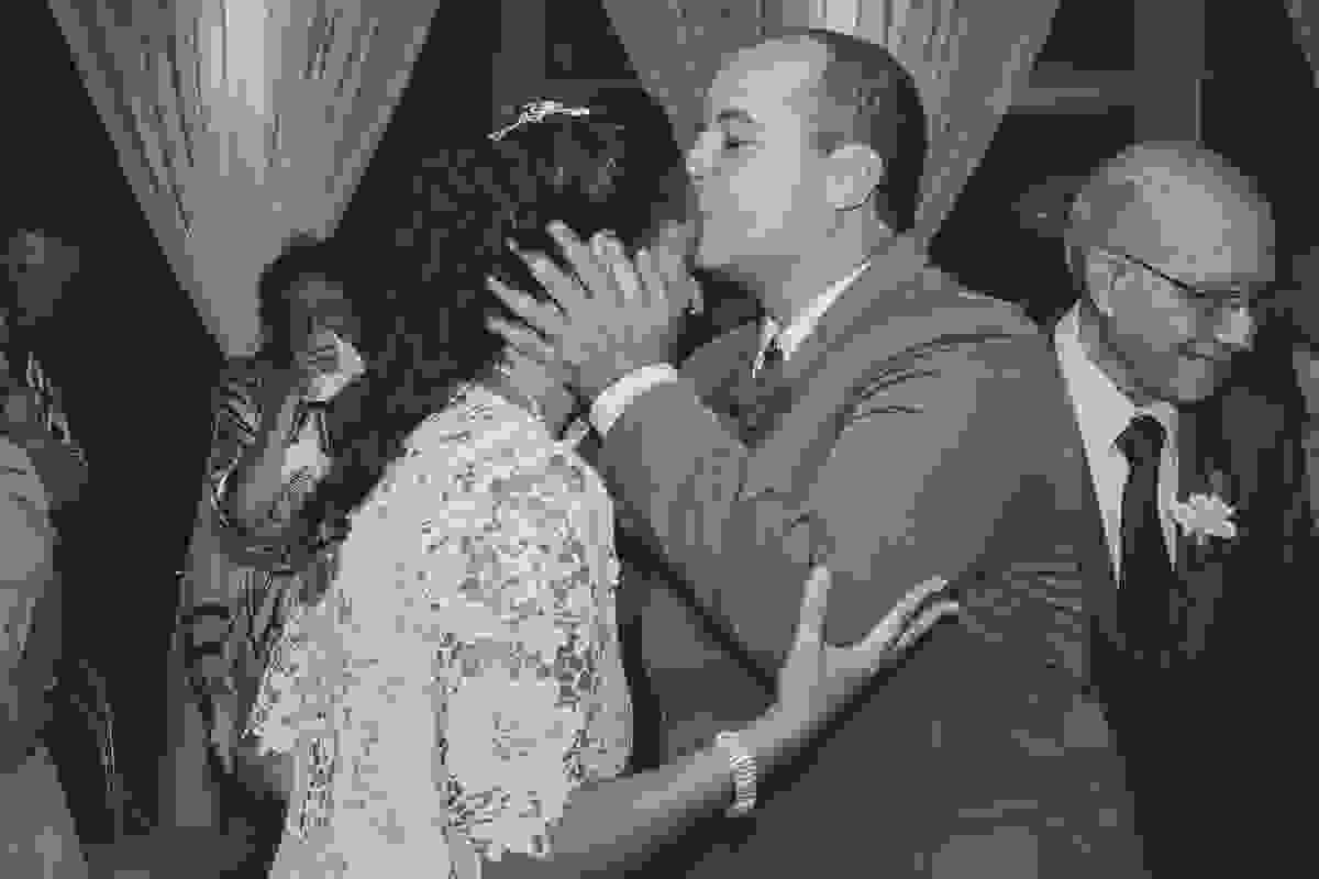 Noivo beija a testa da noiva em casamento feito no bairro botafogo no rio de janeiro