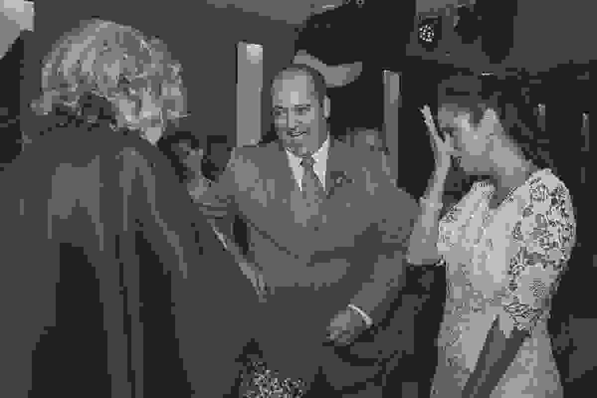 Fotografia engraçada da noiva coçando o nariz durante cerimonia de casamento rio de janeiro