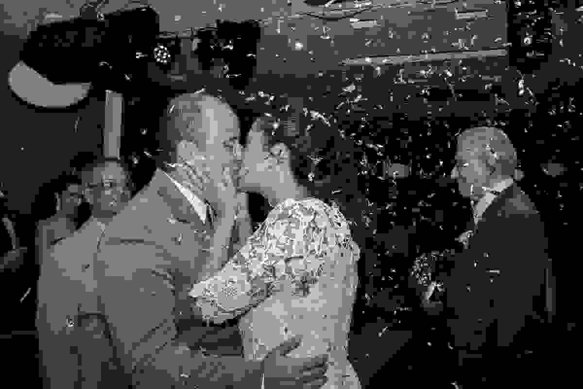 Noivos se beijam ao final da cerimonia casamento rio de janeiro