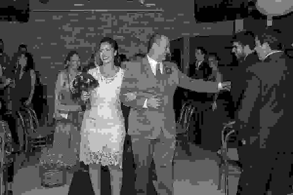 Casal saindo após cerimonia casamento em botafogo estado do Rio de Janeiro