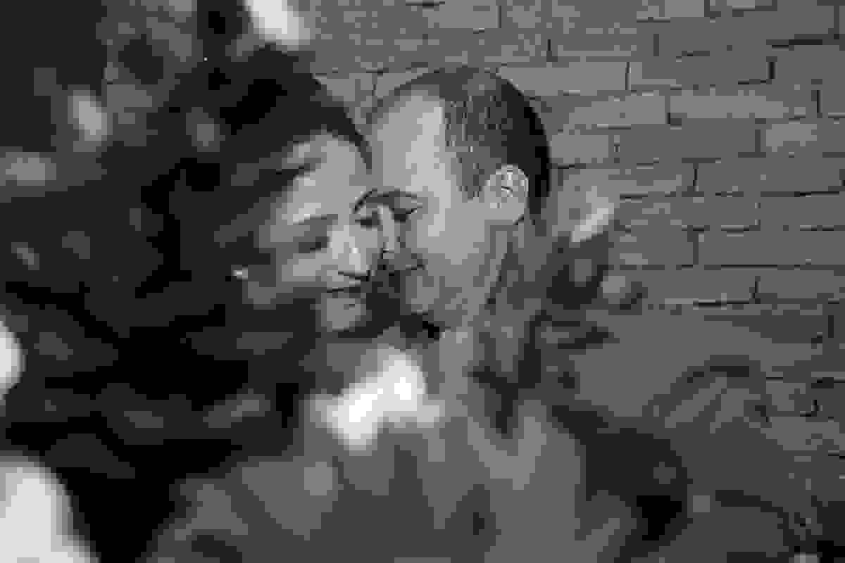 Fotografia romantica de casamento no Rio de Janeiro noivos com o rosto colado