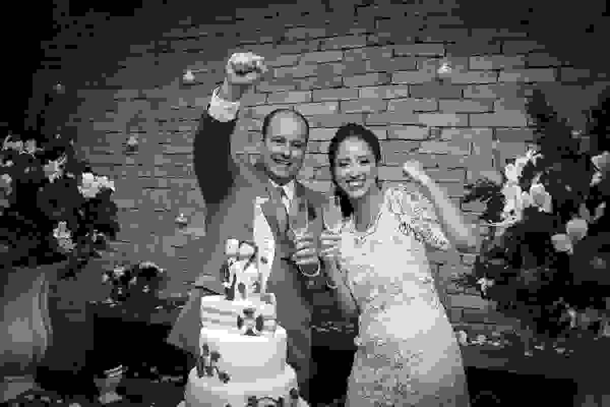 Noivos comemoram com brinde o casamento