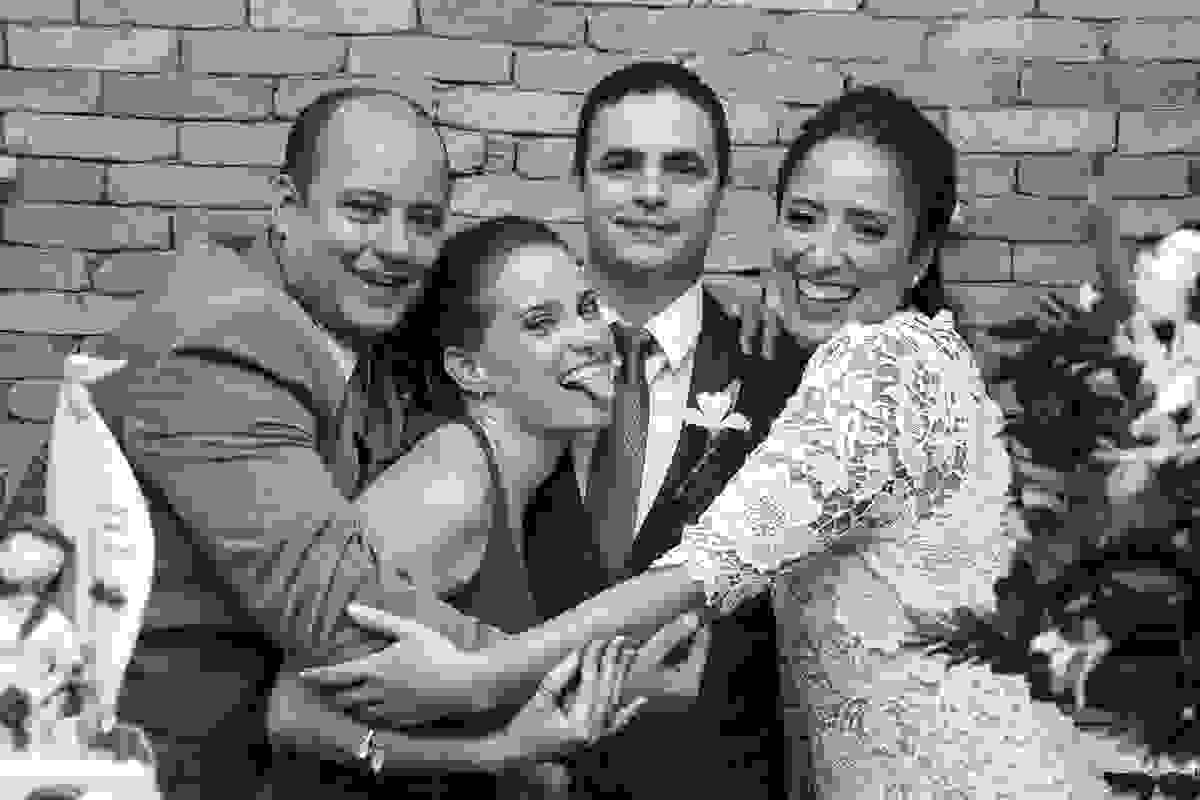Fotografia de familia com os noivos e casal de amigos