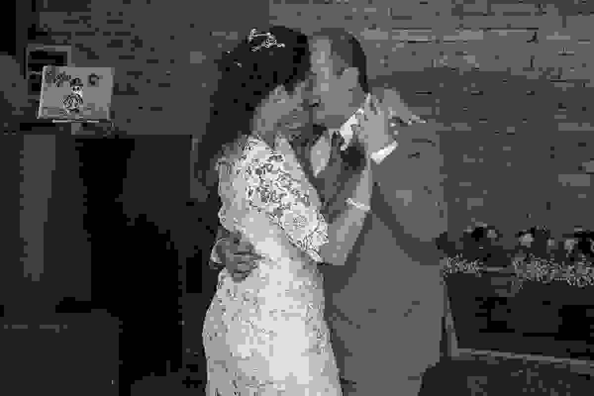 Casal dançando amorosamente em casamento botafogo Rio de Janeiro