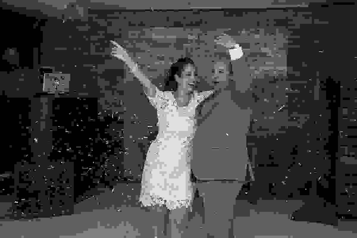 Casal comemora ao final da dança de csamento