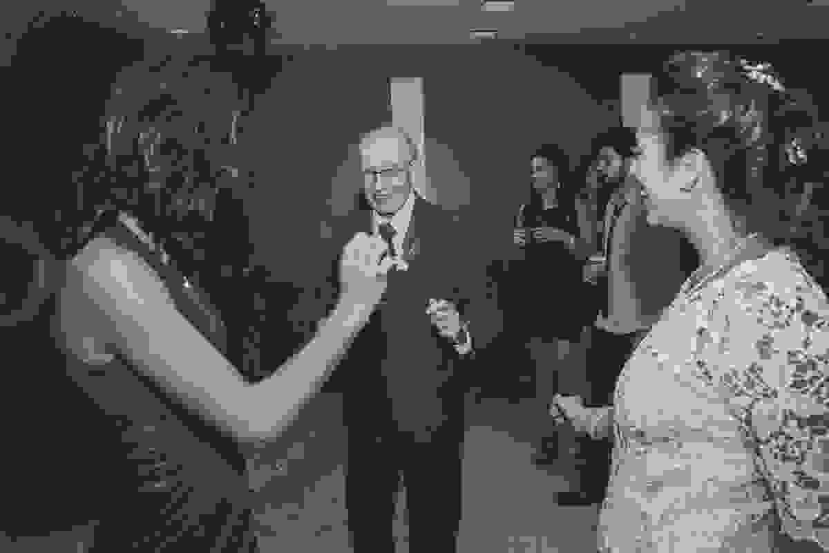 Pai da noiva dança animadamente no casamento