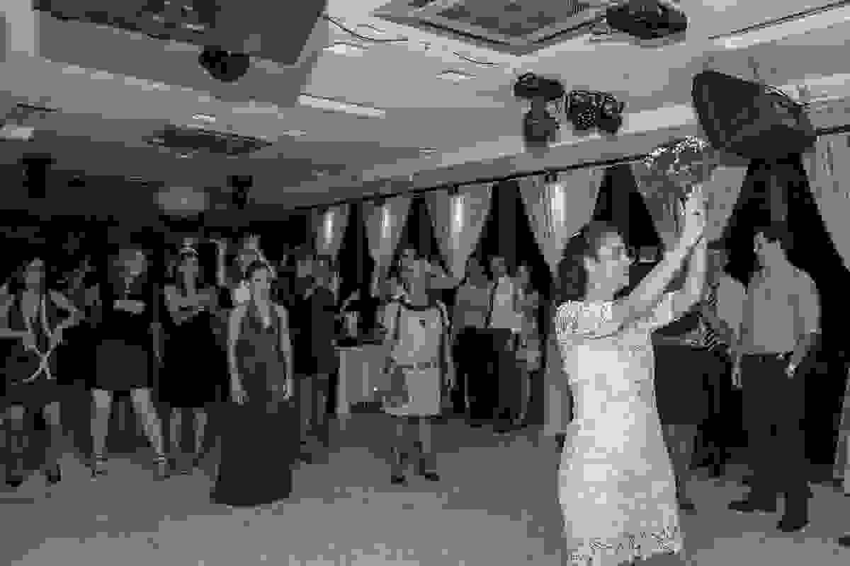 Noiva joga o bouquet no casamento para as solteiras