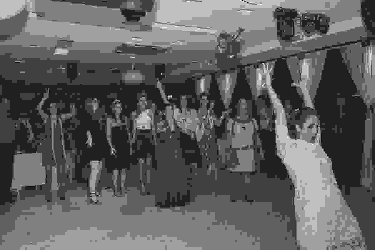 fotografia do casamento no rio de janeiro mostra bouquet da noiva voando no ar