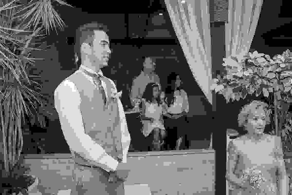 Noivo esperando a noiva - Fotografia de Casamento - Rio das Ostras - RJ