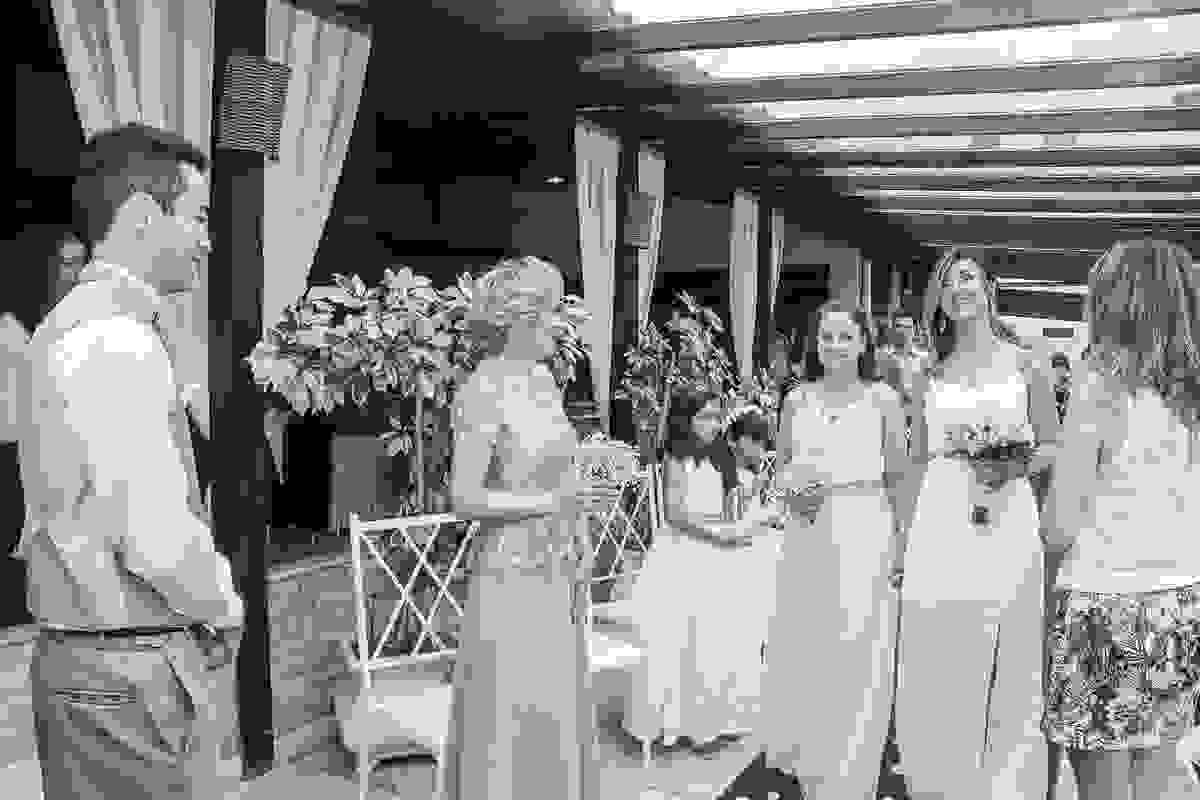 Noiva sendo entregue - Fotografia de Casamento - Rio das Ostras - RJ