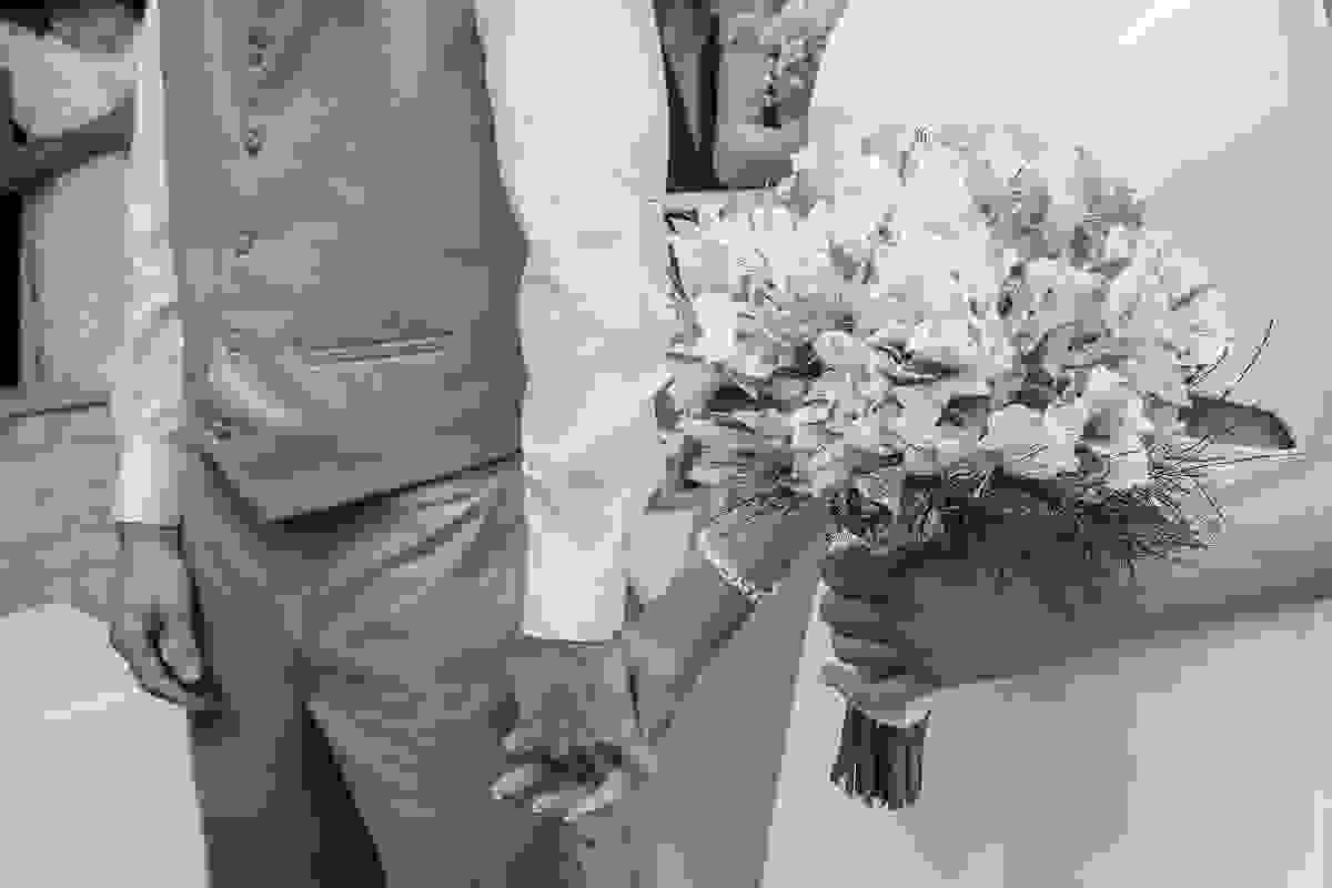 Noivos de mãos dadas - Fotografia de Casamento - Rio das Ostras - RJ