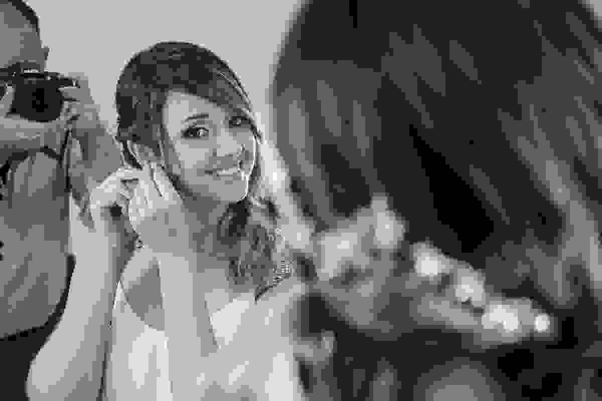 Noiva colocando o brinco - Fotografia de Casamento - Rio das Ostras - RJ