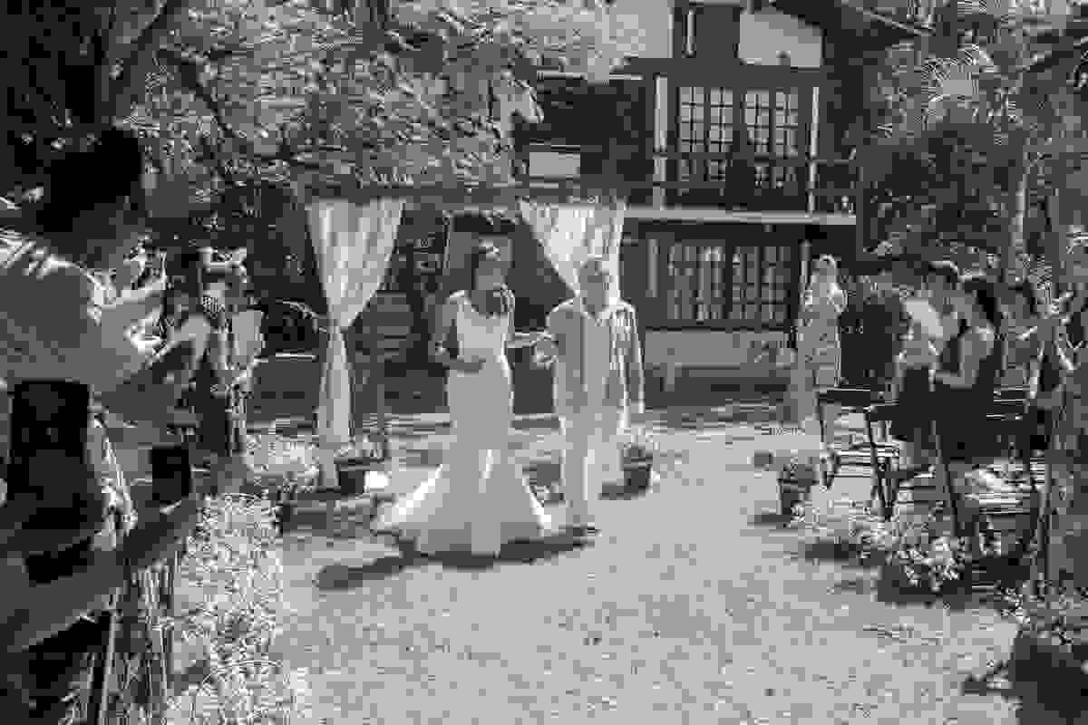 Casamento ao Ar Livre em Rio das Ostras - RJ - noiva entrando