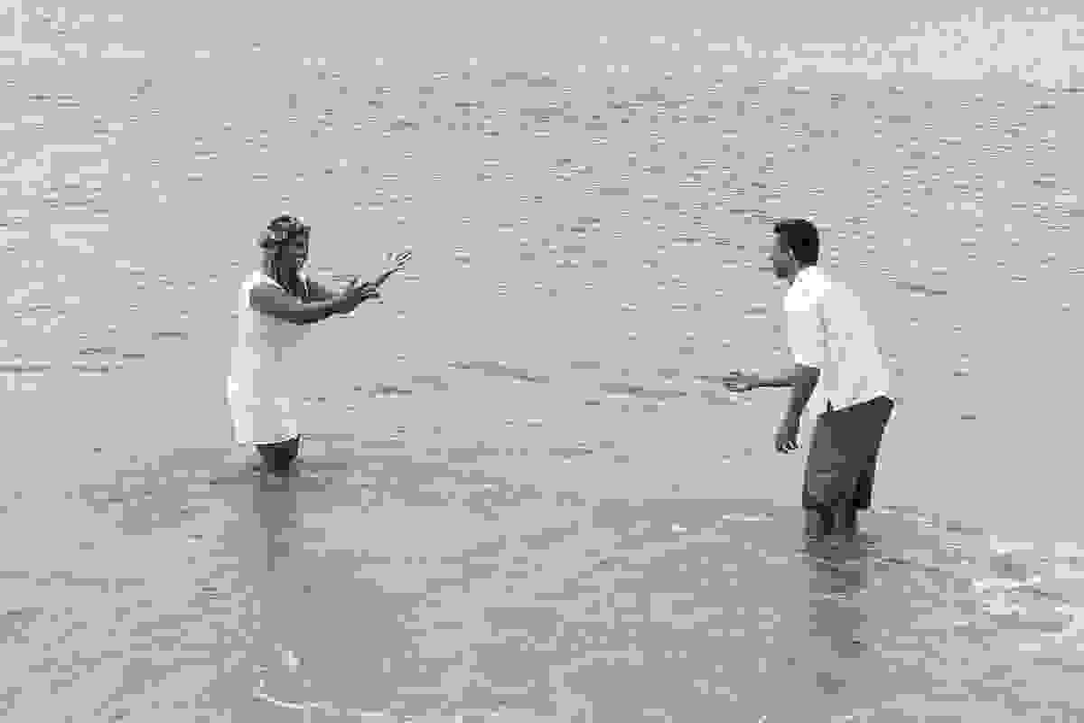 Ensaio Pré Wedding - Casamento - Praia de Barra de São João - RJ - Casal jogando água