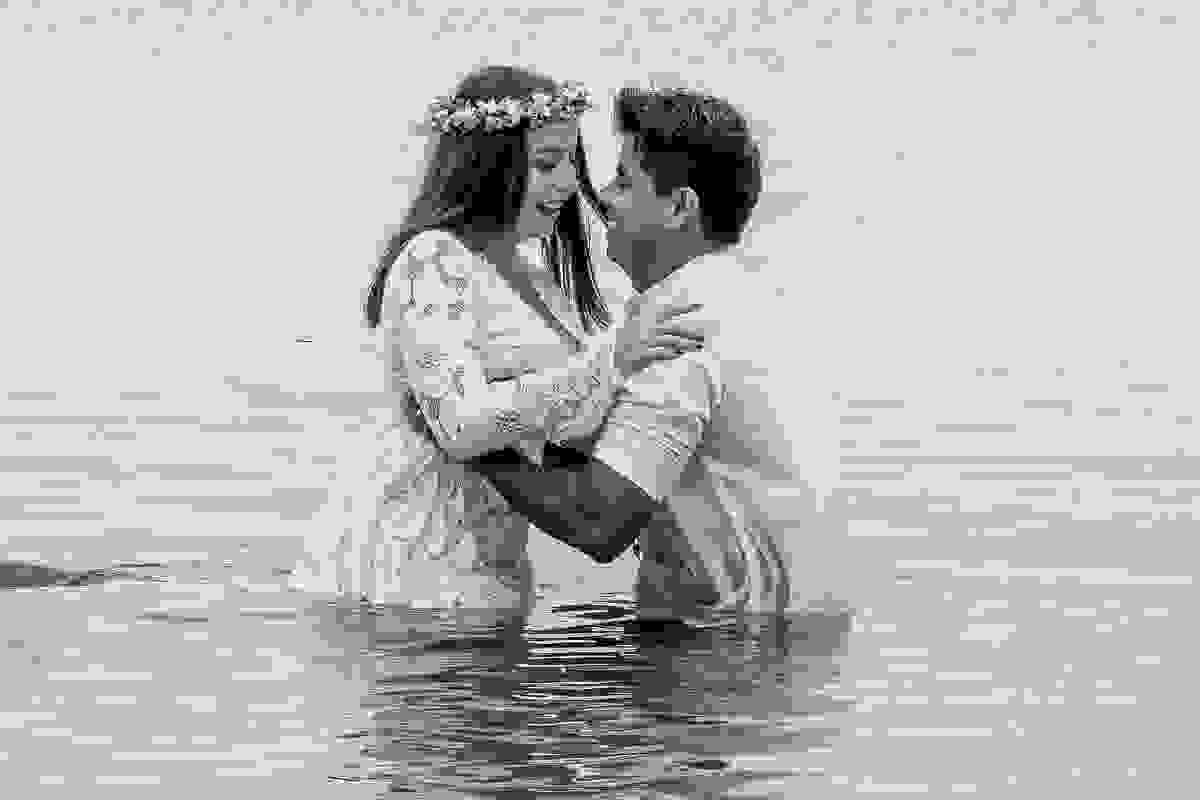 Casal se divertindo na água durante ensaio fotográfico em Armação dos Búzios Rio de Janeiro