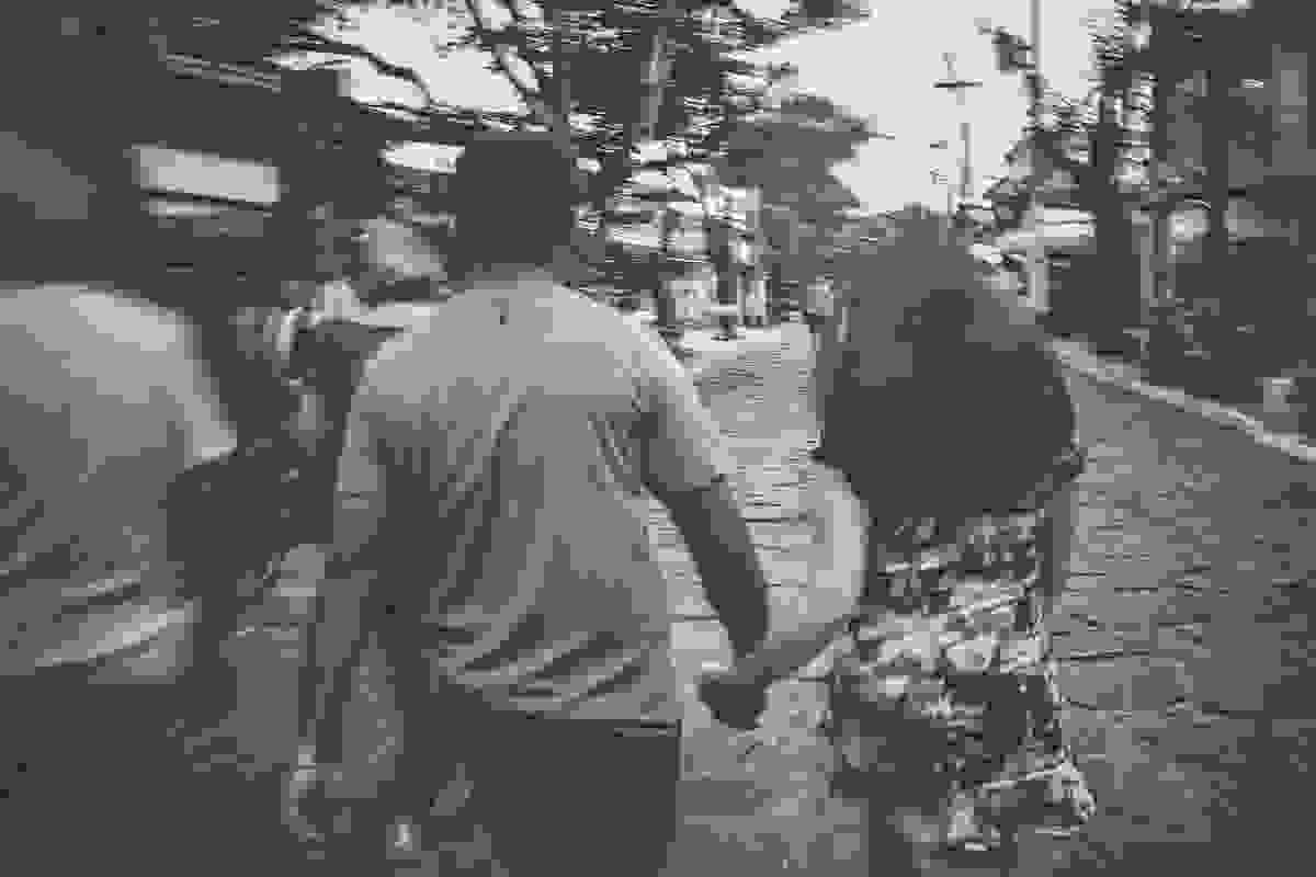 Casal caminhando pela rua das pedras no ensaio pós casamento em armação dos búzios rio de janeiro