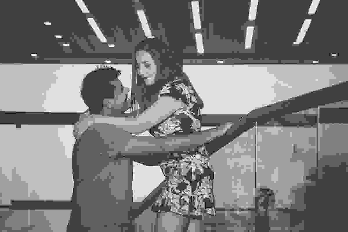 casal abraçado ela de pé em uma elevação de uma galeria na armação dos búzios rio de janeiro