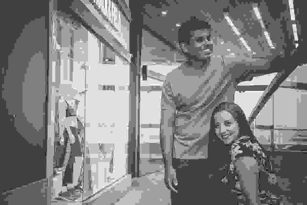 Fotografia em preto e branco de casal dentro de galeria proximo a Rua das Pedras em armação dos búzios Rio de Janeiro