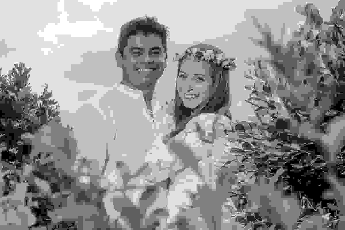 casal sorri para a foto em fotografia do ensaio em Armação dos Búzios Rio de Janeiro