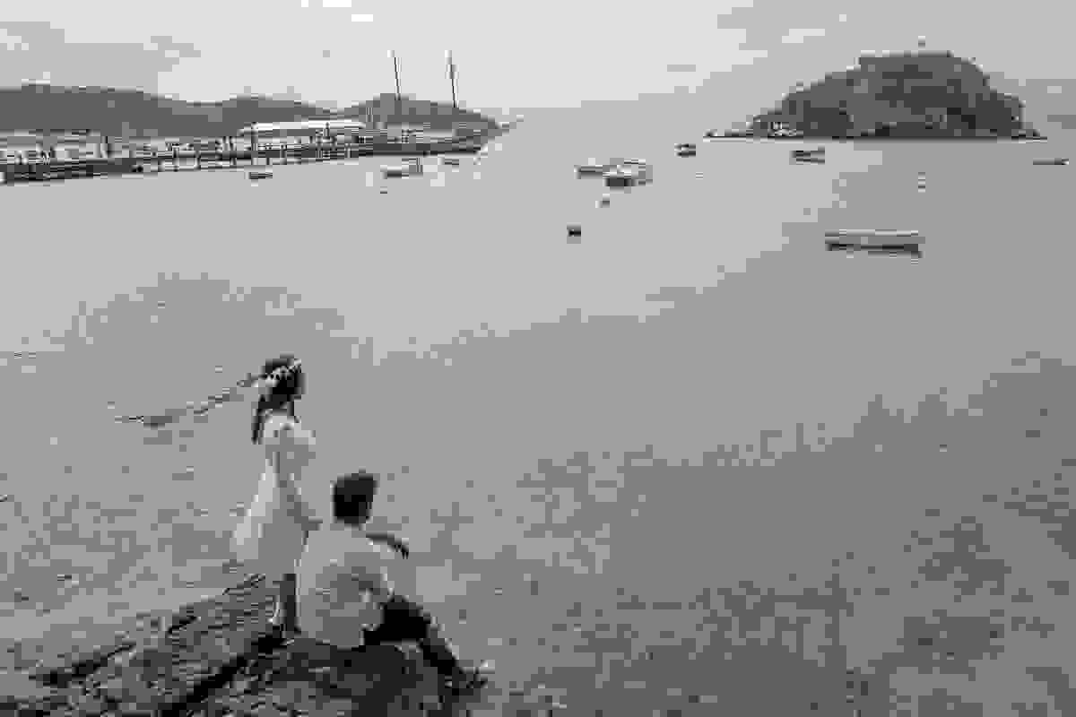 Ensaio pré casamento na praia de búzios rio de janeiro fotografia mostra casal olhando o mar