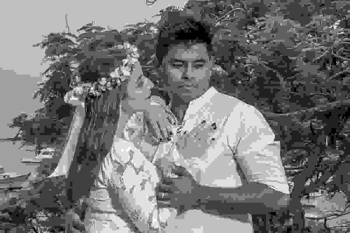 Fotografia do casal onde ele olha para o lado e ela para ele com a mão em seu peito em foto charmosa feita em ensaio pós casamento feito em armação dos Búzios Rio de Janeiro