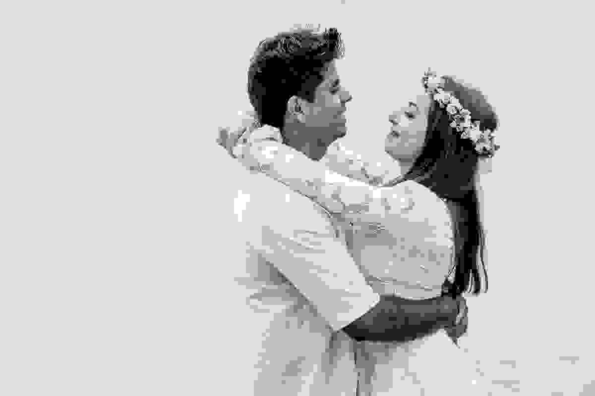 casal abraçado ela com os braços entrelaçado no pescoço dele em linda fotografia de pós casamento feita em búzios rio de janeiro