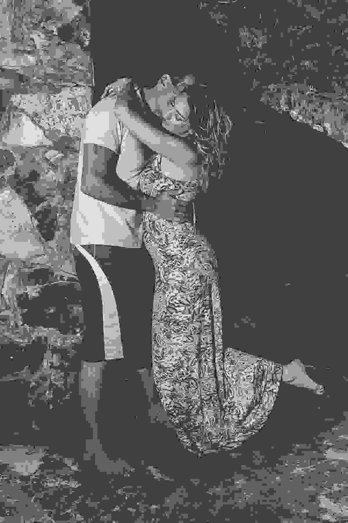 Foto de Casal se abraçando em sessão fotográfica em arraial do cabo rio de janeiro