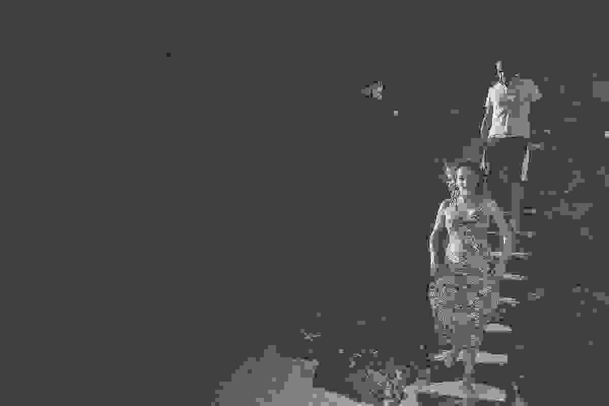 Casal desce a escadaria de pedra em fotografia feita na praia do atalaia em Arraial do Cabo Rio de Janeiro