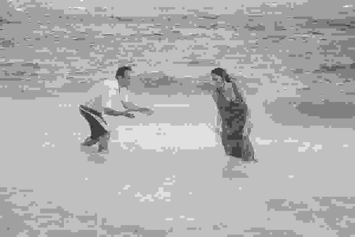 Foto casal brincando na água de Arraial do Cabo Rio de Janeiro