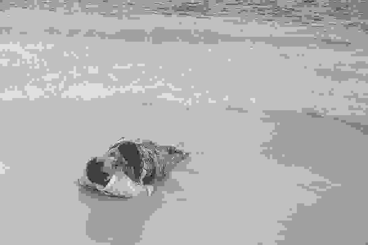 Foto casal deitado na água da praia do atalaia em Arraial do Cabo
