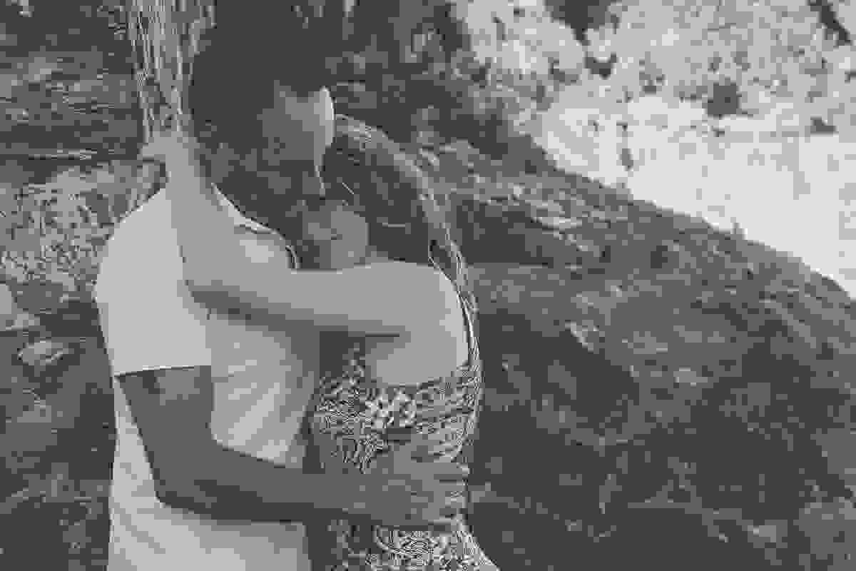 Foto de Casal se abraçando com ela com a cabeça enconstada no ombro dele em fotografia de pós casamento em arraial do cabo rio de janeiro