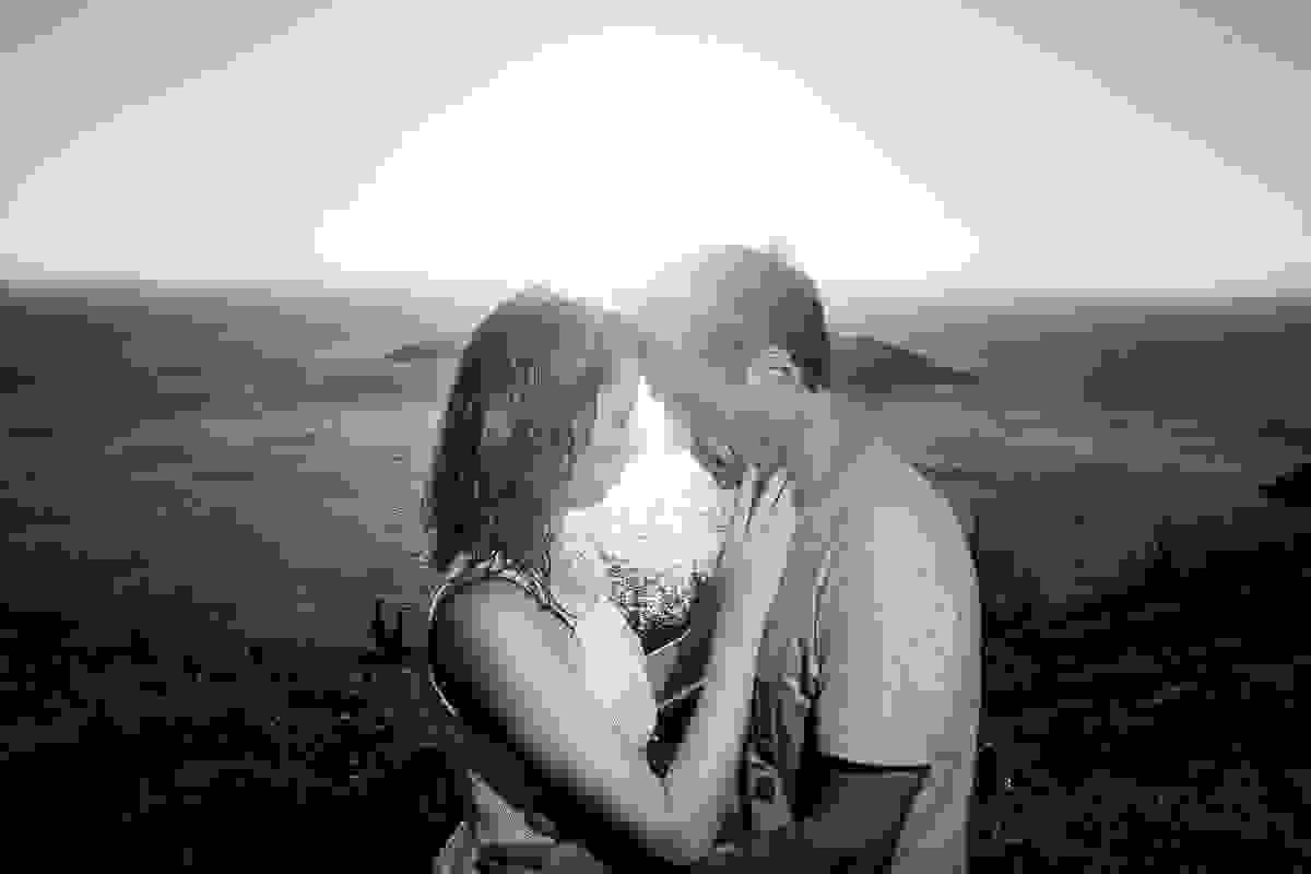 Foto feita no alto do atalaia em Arraial do cabo mostra casal por do sol romantico