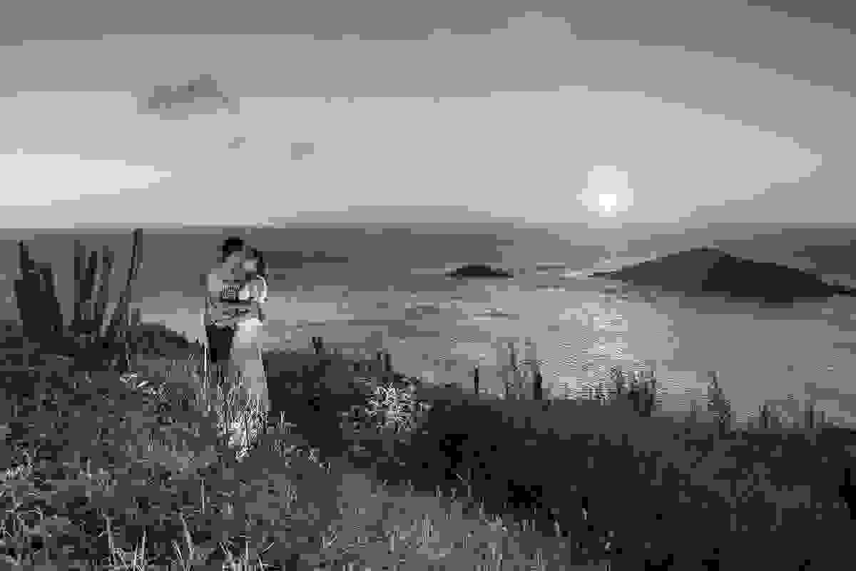 Foto casal por do sol romantico no alto do talaia em arraial do cabo rio de janeiro