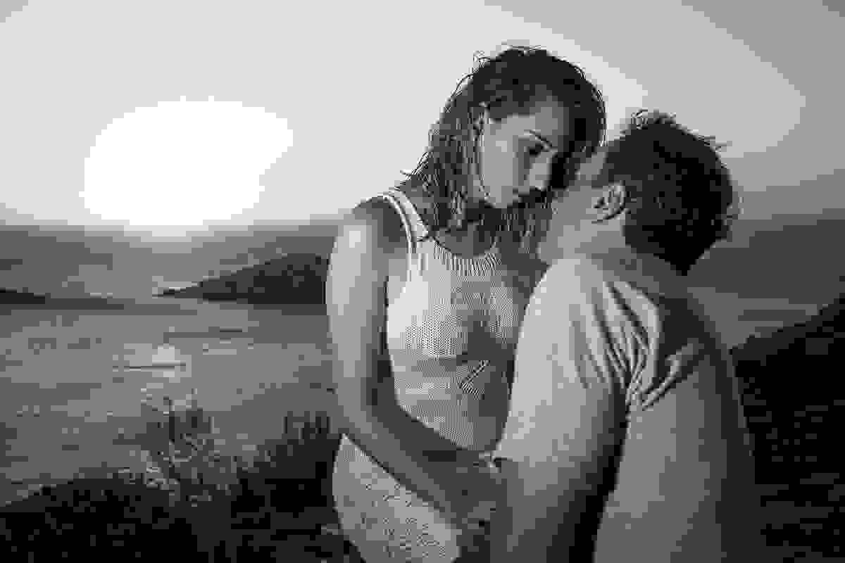 Foto do casal em olhar apaixonado em fotografia monocolor feita em arraial do cabo frio de janeiro