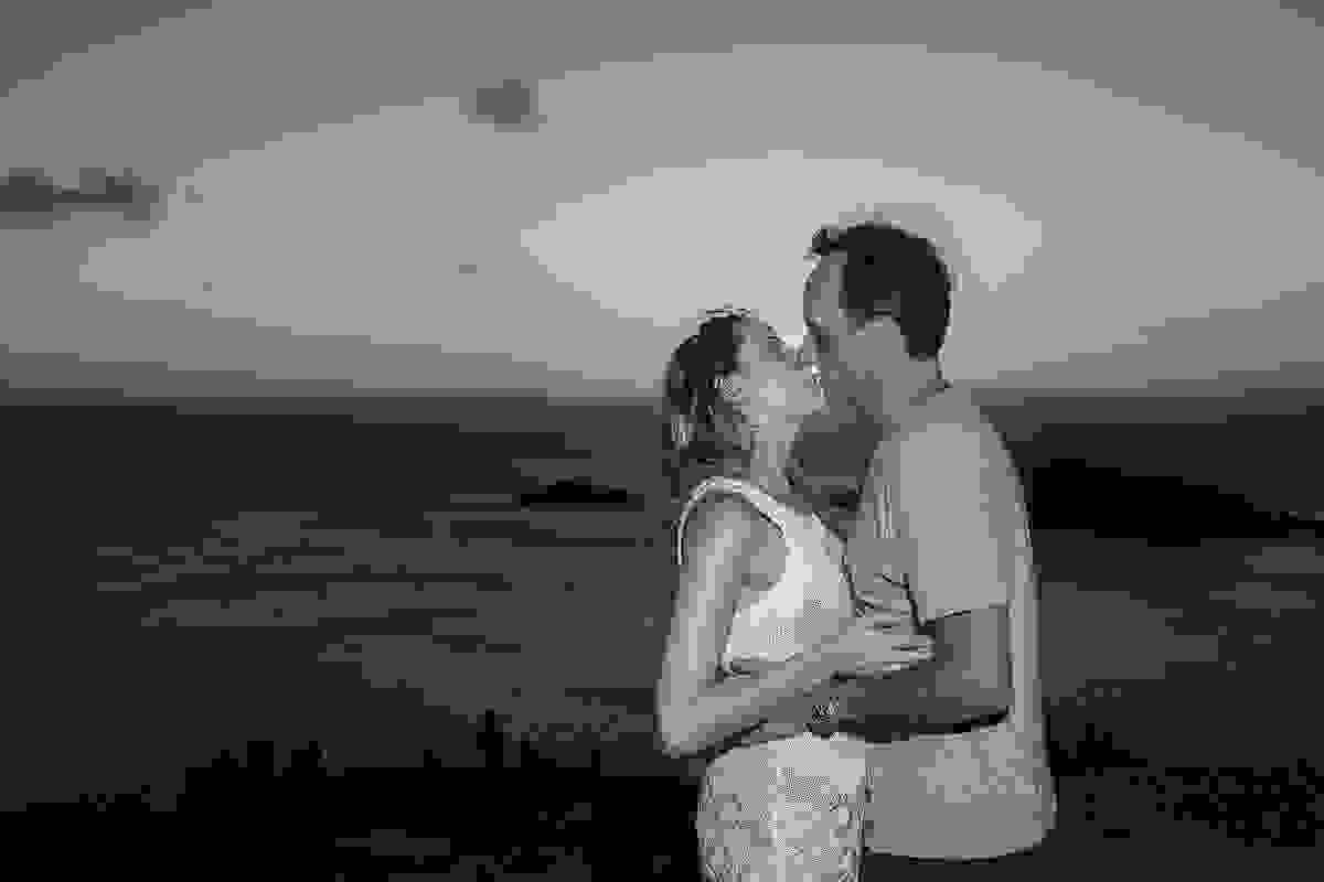 Foto casal por do sol beijo romantico no alto do atalaia em arraial do cabo rio de janeiro