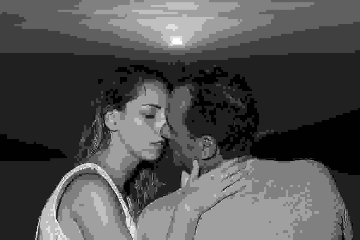 Foto casal se beijando ao por do sol do alto do atalaia de arraial do cabo rio de janeiro