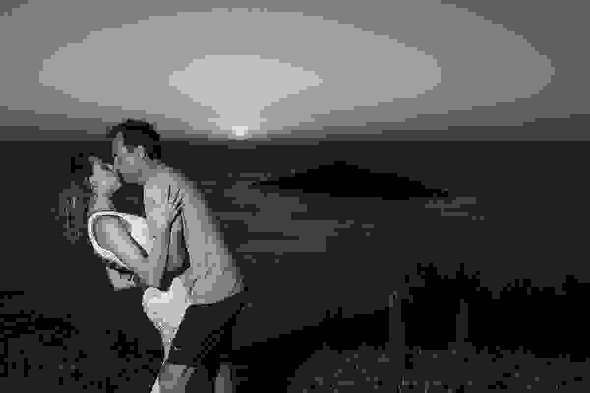 beijo de cinema feito em lindo por do sol em arraial do cabo rio de janeiro