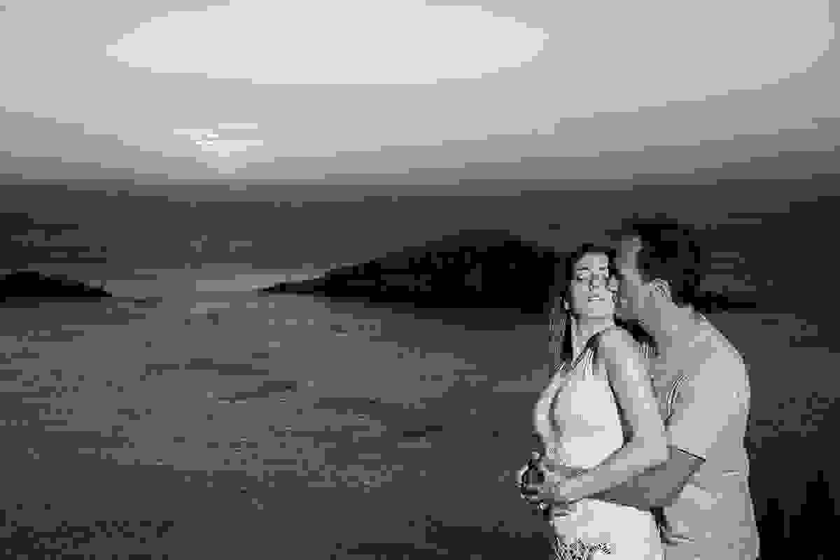 casal abraçado em cena romantica em fotografia feita em arraial do cabo rio de janeiro