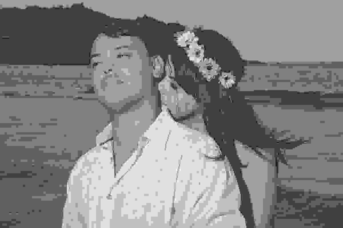 noiva beija o pescoço do noivo em fotorgafia preto monocolor do ensaio pré casamento feito em búzios rio de janeiro