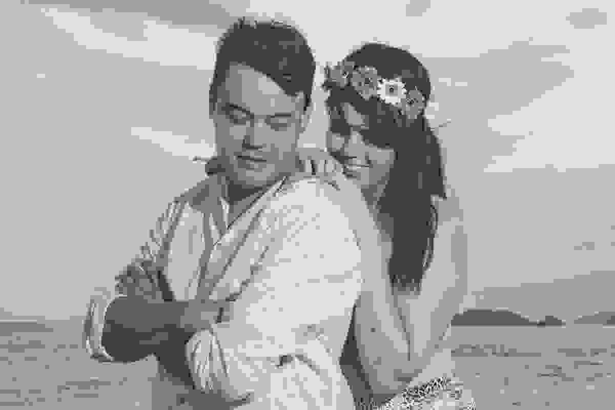 noiva fazendo charme para o noivo em ensaio pré casamento na praia de geribar em búzios rio de janeiro
