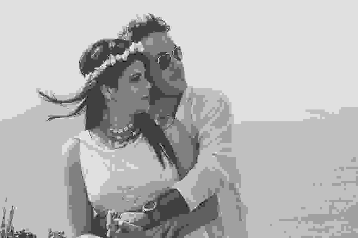 Click do fotografo de casamentos paulo ellias mostra o casal abraçados em seu ensaio pré wedding em búzios