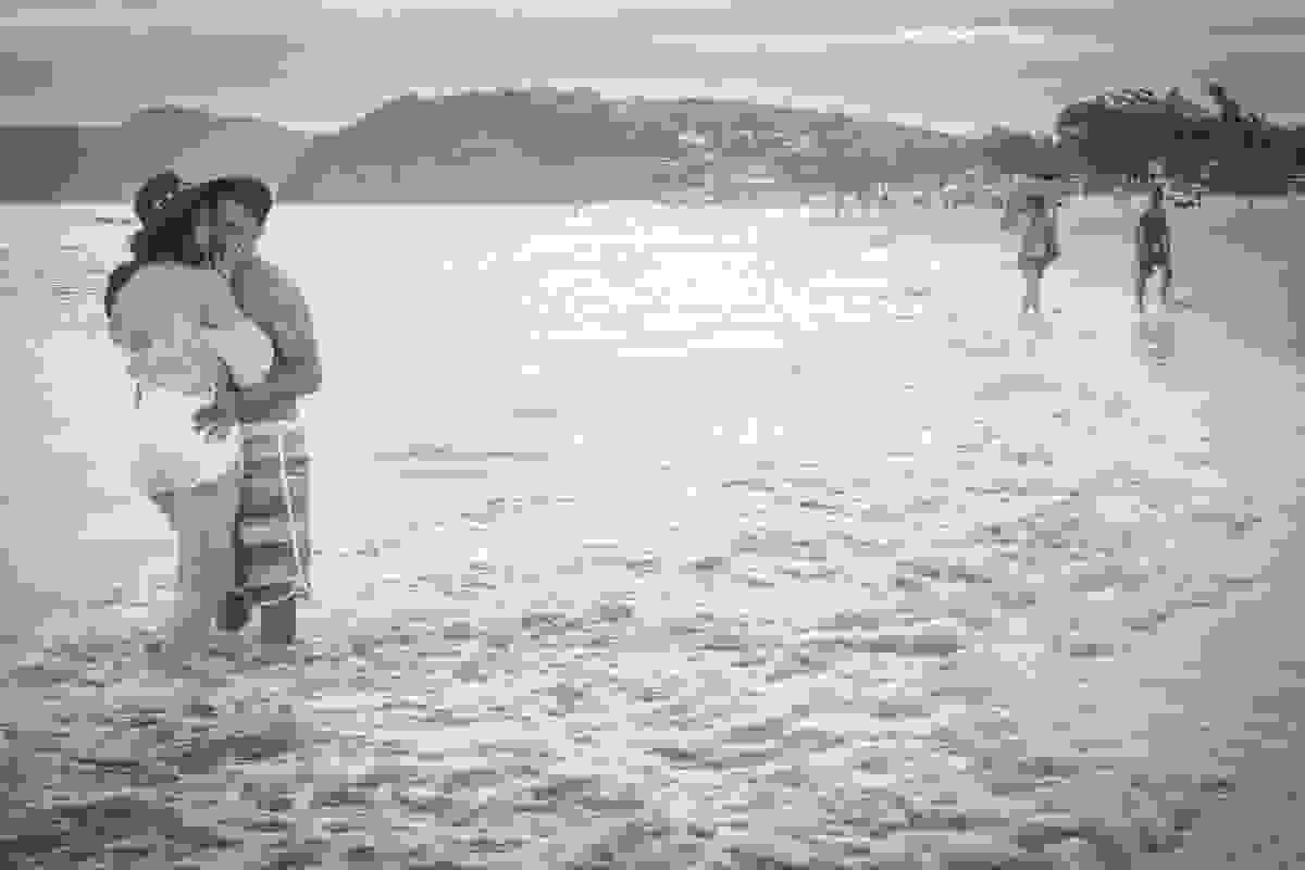 casal abraçado dentro do mar de geribar em búzios rio de janeiro durante o ensaio fotográfico de pré casamentp
