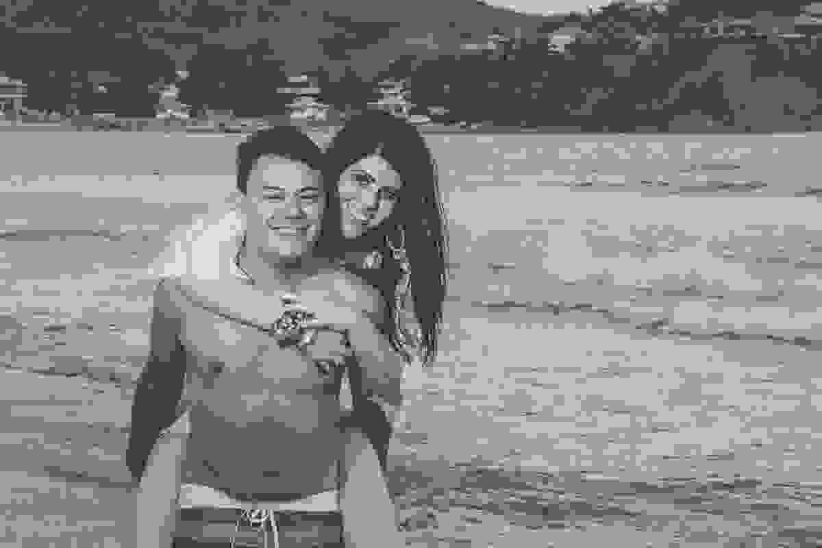 casal brincando durante o ensaio pré casamento em armação dos búzios rio de janeiro