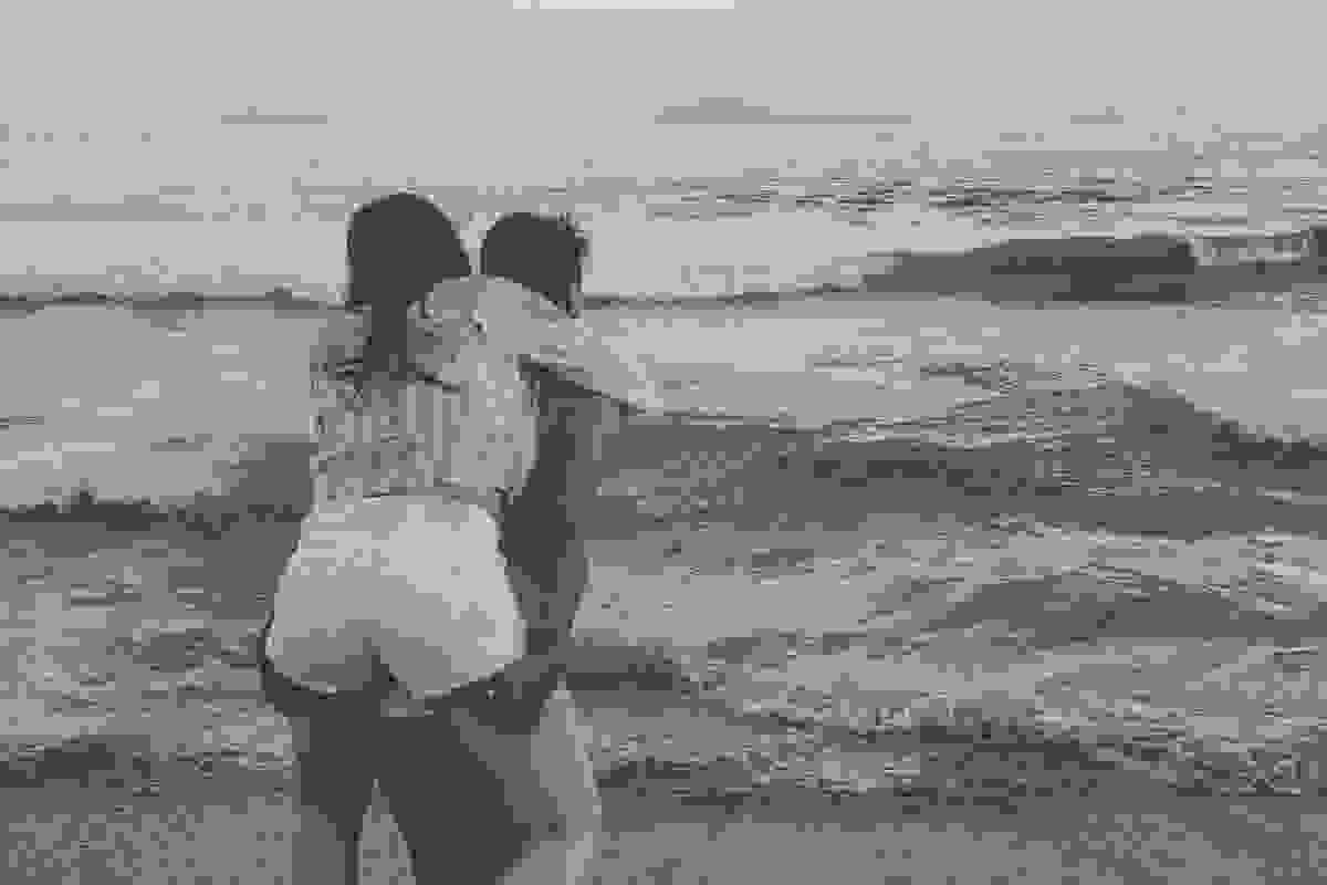Noivo carega a noiva na carcunda de frente para o mar de geribar em búzios rio de janeiro durante o ensaio pré casamento