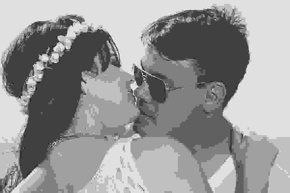 foto em preto e branco mostra momento de carinho do casal no ensaio fotografico pré casamento feito em joão fernandes em búzios rio de janeiro