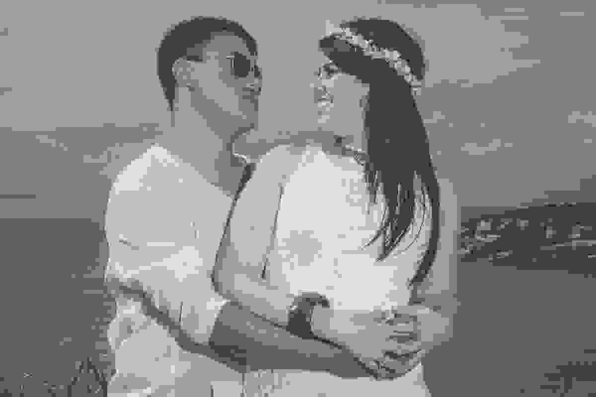 Fotografia do ensaio pré casamento em Búzios Rio de Janeiro o casal esta abraçado e sorrindo enguanto é clicado pelo fotografo