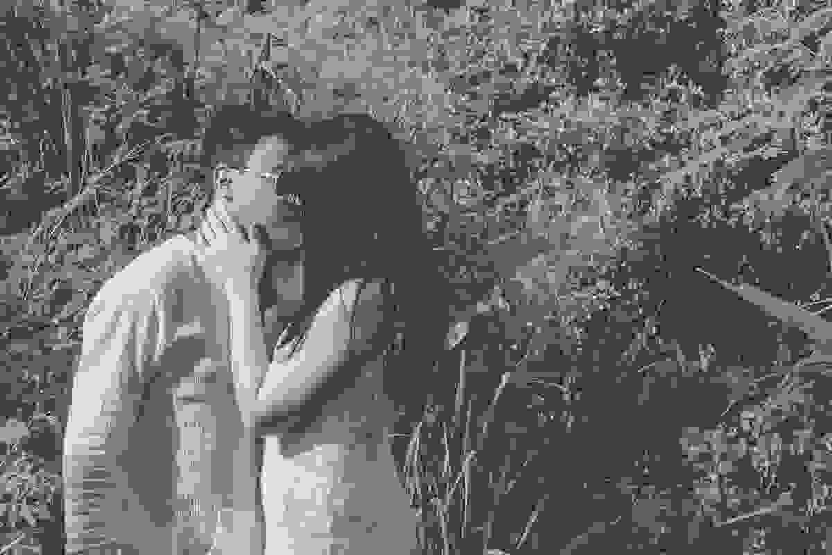 casal se beija na escadaria que dá acesso a praia de joão fernandes em Búzios Rio de janeiro onde foi fotografado o ensaio pré casamento