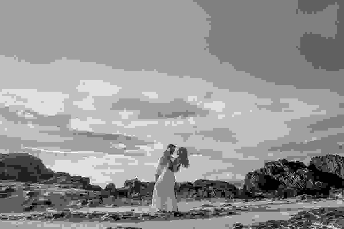 cena de beijo de cinema, o casal esta ao centro e ao fundo o lindo ceu da manha de cabo frio rio de janeiro